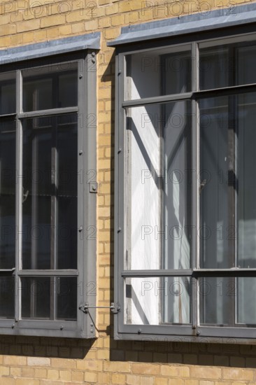 Dessau, former labour office by Walter Gropius, south view window detail