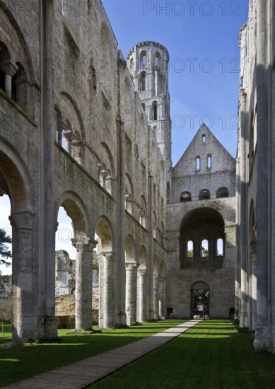 Begun in 1040, destroyed from 1562, nave facing south-west with tower extension and south-west
