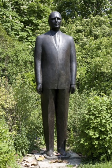 Bronze sculpture Georges Pompidou