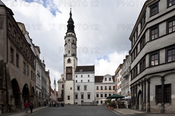 Southern part to the west, town hall at the back, scales on the right