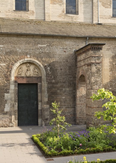 North side, north portal with tympanum and Frankish arch, St., Sankt, Saint