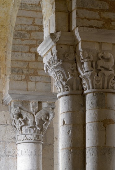 Plaimpied-Givaudins, Saint-Martin church from 1080, capital with mythical creature