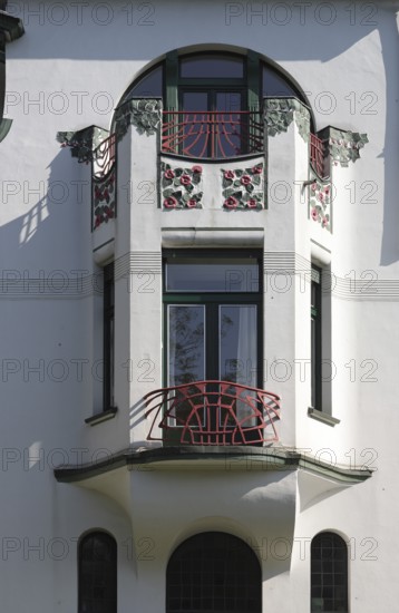 Krefeld, Bismarckstraße 85, bay window and balcony
