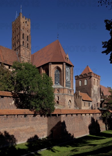 Castle from south-east, detail with from left: Tower, chancel of the castle church and Pfaffenturm,