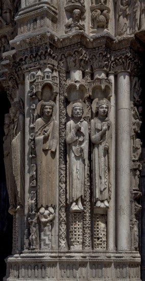 1195-1260 Main construction period, west façade, royal portals 1145-70 with biblical kings, queens,