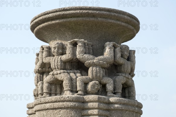 Expressionist jewellery vase made of shell limestone on the bank protection wall: wheel beater by