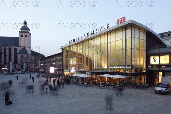 New entrance hall by architects Schmitt and Schneider from 1957 with its shell-shaped roof
