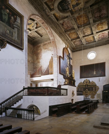 The western transept with the Dionysius Choir from around 1052, with an early Baroque organ, below