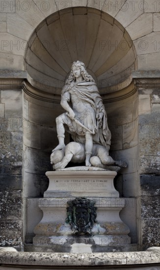 Chantilly, Chateau-de-Chantilly, wall niche fountain in the courtyard of the Small Castle with