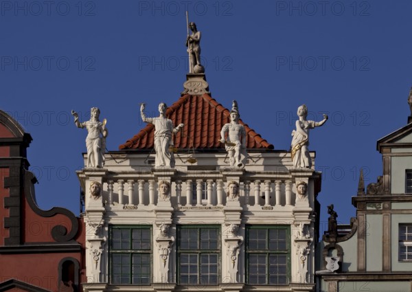 On the north side of the Lange Markt, built in 1609, upper storeys and roof zone