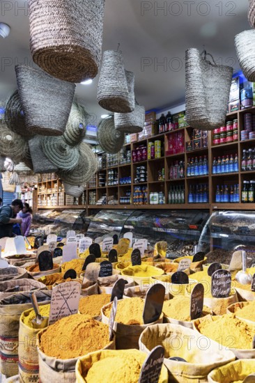 Baskets and spices, shop, oriental spice trade in Noailles, Marseille, France, Europe