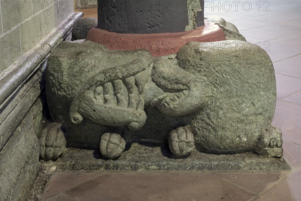 Soest, St Patrokli Cathedral, column base under the gallery, pair of lions