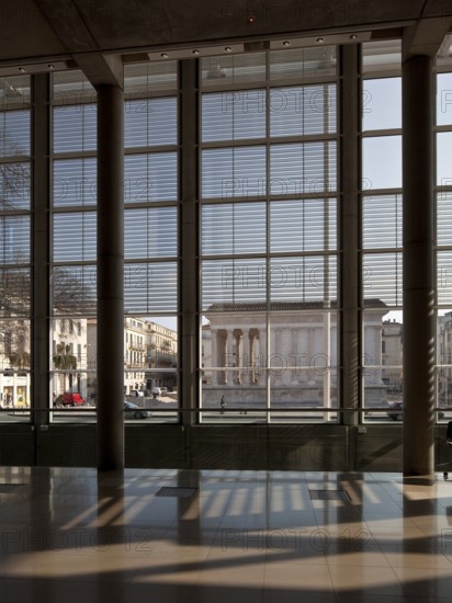 Frankr Nîmes Museum Carré d'Art 59945 completed in 1993 by Norman Foster View from the vestibule to