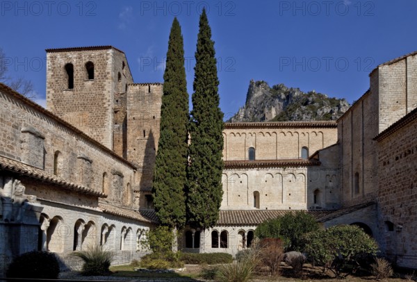 Frankr Saint-Guilhem-le-Désert Abbey 59645 Cloister courtyard and church from the south