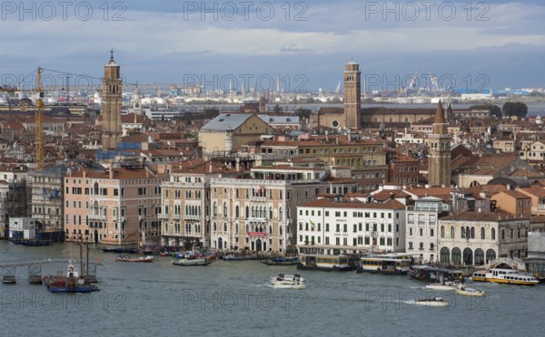 Venice, Canal Grande - southern end of the northern house front, above the horizon left Campanile