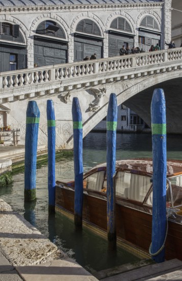 Italy Venice Rialto Bridge -437 built 1588-91 by Antonio da Ponte Partial view from the west