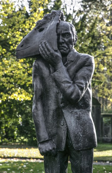 Leipzig, Südfriedhof, Tomb with bronze sculpture GESICHTZEIGEN, created by the artist himself in