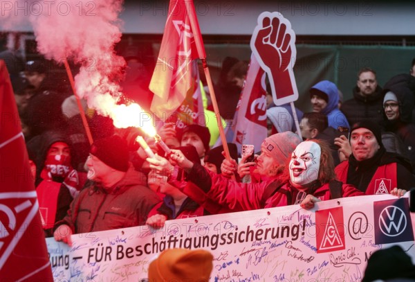Demonstration by Volkswagen employees on the collective bargaining negotiations between Volkswagen
