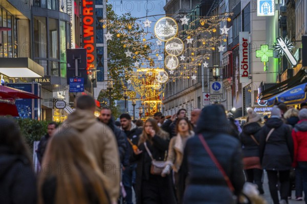 Pre-Christmas season, people, shoppers, visitors to the Christmas market in Essen city centre,