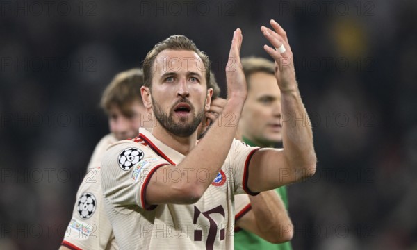 Harry Kane FC Bayern Munich FCB (09) thanks fans, gesture gesture Champions League, Allianz Arena,