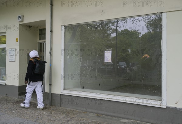 Vacancy, empty shop windows, Alt-Moabit, Moabit, Mitte, Berlin, Germany, Europe