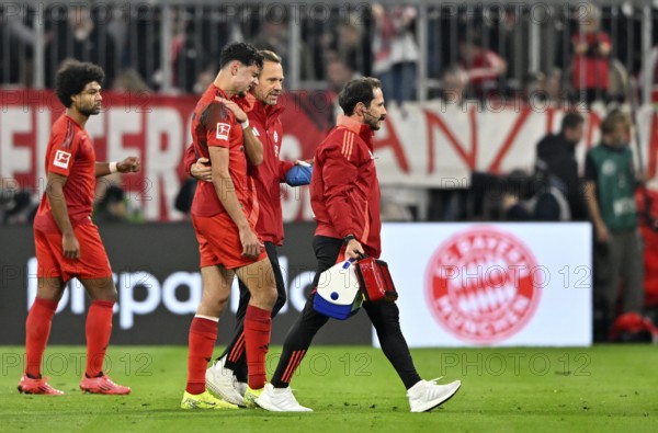 Aleksandar Pavlovic FC Bayern Munich FCB (45) injured, injury, collarbone fracture, team doctor