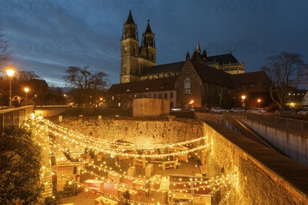 Magdeburg Cathedral, in front of it Christmas market at the Fürstenwall of the Swiss Milk Spa,