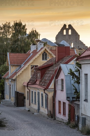 Colourful houses in the old town, church ruins, Hanseatic city of Visby, UNESCO World Heritage