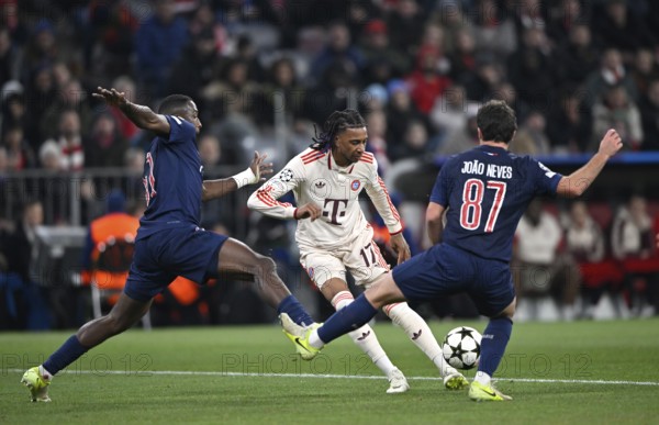 Duel, action Michael Olise FC Bayern Munich FCB (17) (centre) v Willian Pacho FC Paris
