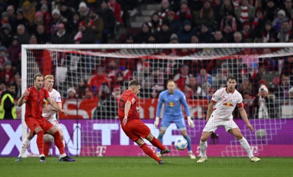 Goal kick Action Goal chance Joshua Kimmich FC Bayern Munich FCB (06) against goalkeeper Peter