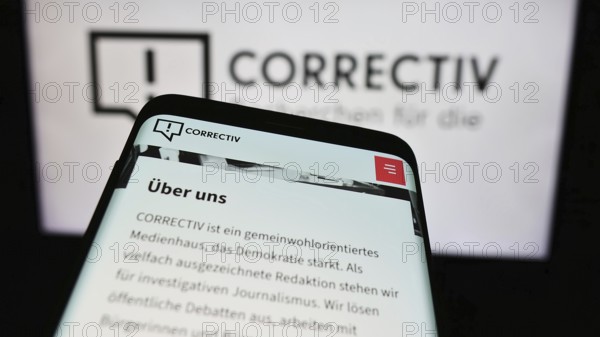 Stuttgart, Deutschland, 03-05-2024: Mobiltelefon mit Website von Correctiv, Recherchen für die