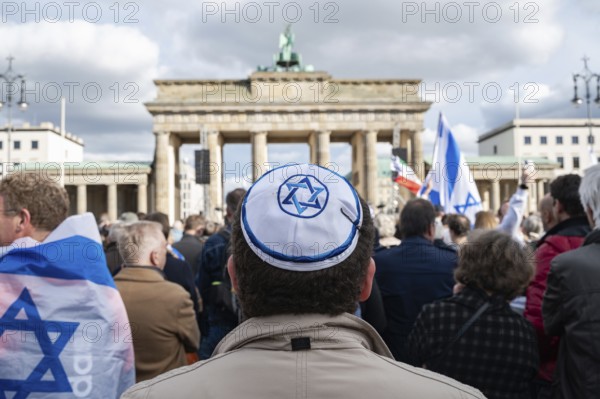 22.10.2023, Berlin, Germany, Europe, Several thousand participants express their solidarity and