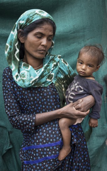 Portrait of a poor woman with child, Ambaji, Gujarat, India, Asia