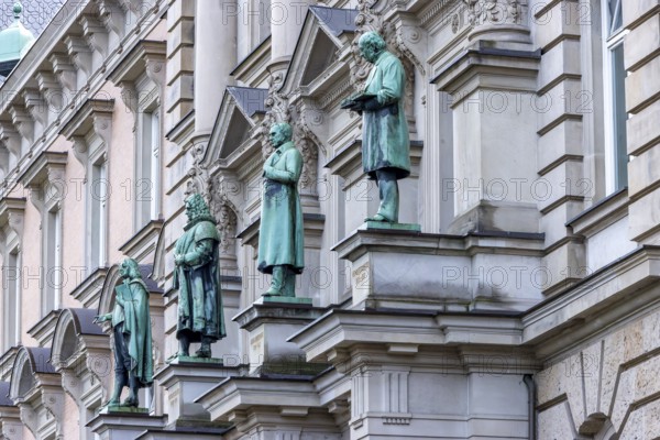 4 male bronze sculptures above the entrance to the Hamburg District Court Civil Justice Building,