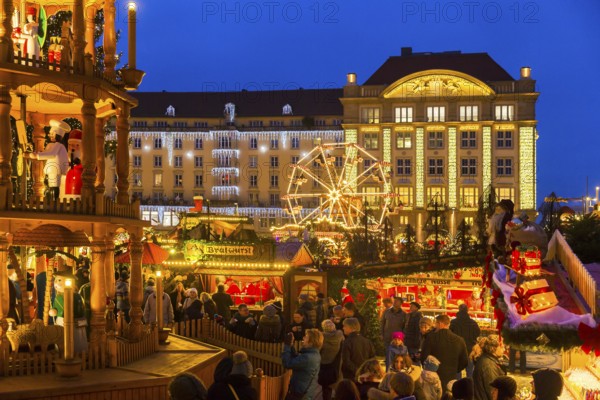 580th Striezelmarkt in Dresden Striezelmarkt, which has been held since 1434, is the oldest