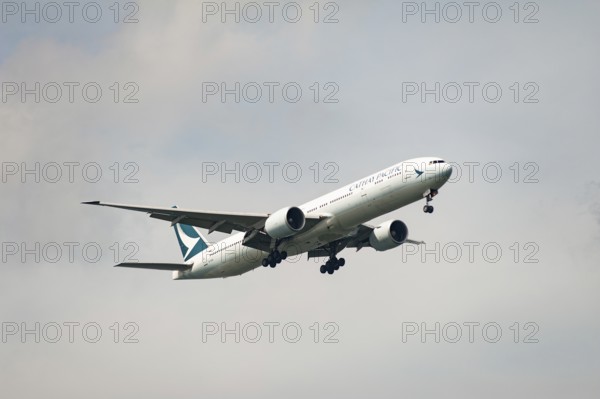 15.07.2023, Singapore, Republic of Singapore, Asia, A Cathay Pacific Airways Boeing 777-300ER
