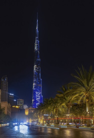 A picture of the iconic Burj Khalifa with its light show at night