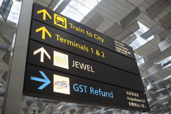 18.04.2019, Singapore, Republic of Singapore, Asia, Signs in the departure level of Terminal 3 at