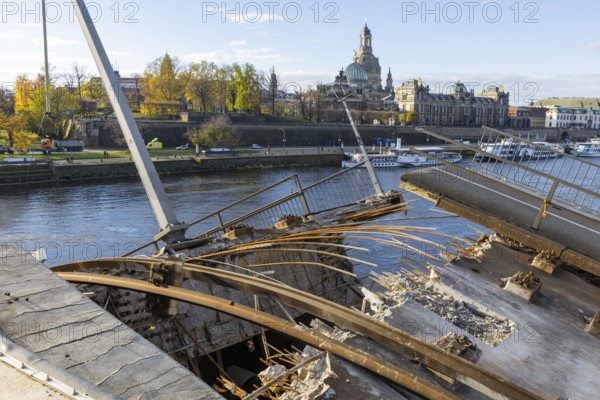 Partial collapse of the Carola Bridge. Over a length of around 100 metres, the section on which the