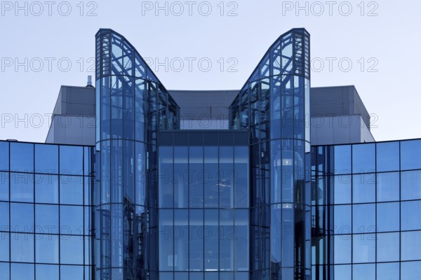 Modern, mirrored glass architecture, headquarters of Vantage Towers AG, Prinzenpark, Düsseldorf,