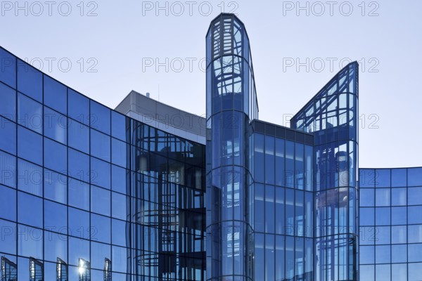Modern, mirrored glass architecture, headquarters of Vantage Towers AG, Prinzenpark, Düsseldorf,