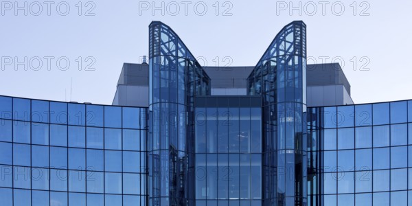 Modern, mirrored glass architecture, headquarters of Vantage Towers AG, Prinzenpark, Düsseldorf,