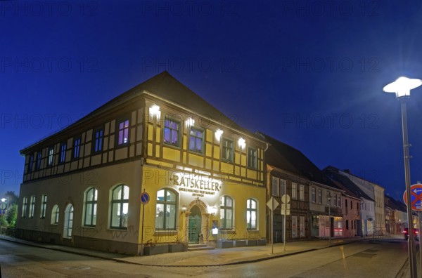 Catering, shops and residential buildings on the corner of Mühlenstraße and Am Markt in the
