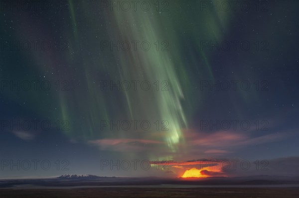 Northern Lights and nocturnal firelight of the Holuhraun fissure eruption north of Bárðarbunga