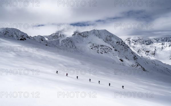 Snow-covered mountain landscape, a group of ski tourers on the Hohenferner, behind the summit of