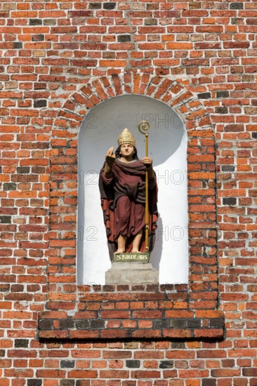St. Nicholas on the church façade in Altenbruch