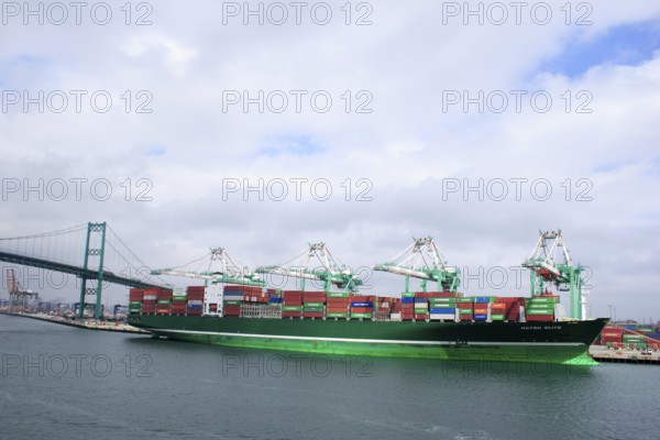 Cargo ship near the Vincent Thomas bridge completed in 1961 and opened to traffic1963, only