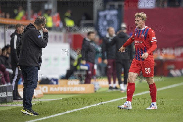 Football match, Mikkel KAUFMANN 1.FC Heidenheim right shows the direction to the coach Frank