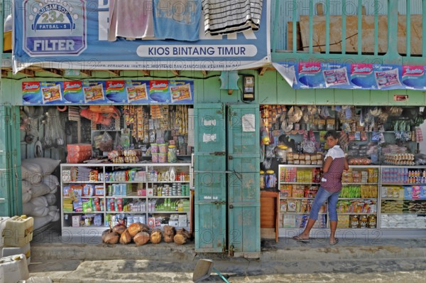 Corner shop, kiosk at the harbour, Labuan Bajo, Flores Island, Indonesia, Asia