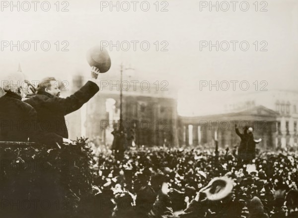 Friedrich Ebert greets returning German soldiers, as they pass through the Brandenburger Gate in